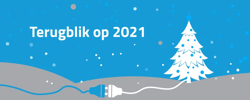 Terugblik op 2021 - EVH elektrotechniek jaaroverzicht met feestelijke kerstboom en stekker illustratie op blauwe winterachter