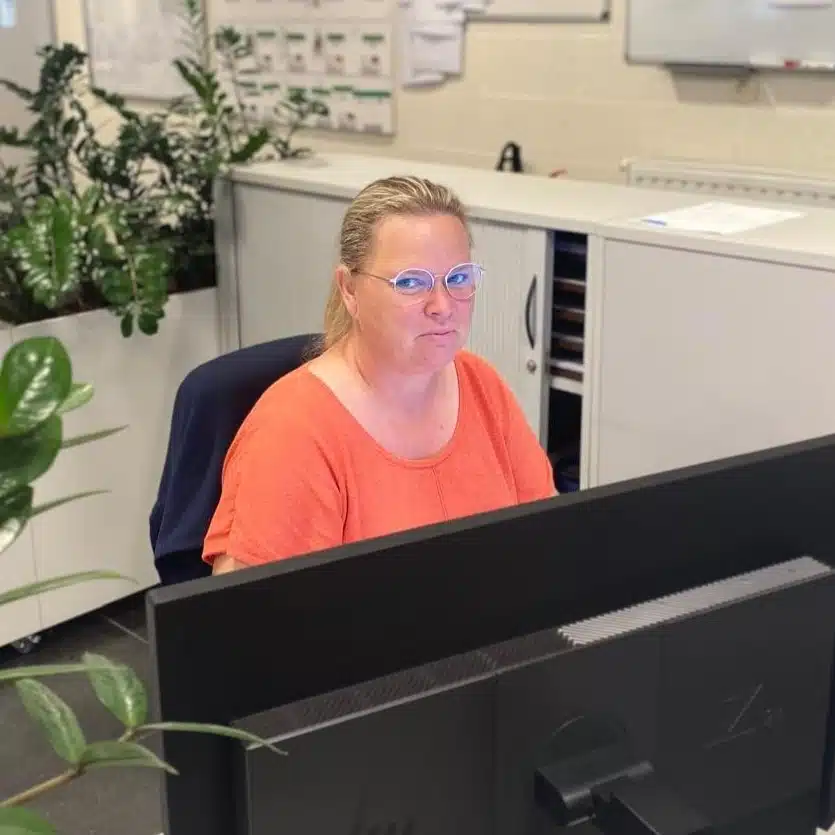 Sylvie van EVH aan haar bureau in de kantoren van EVH, waar ze vertelt over haar afwisselende en uitdagende job bij aanbieder van elektrotechnische oplossingen EVH.