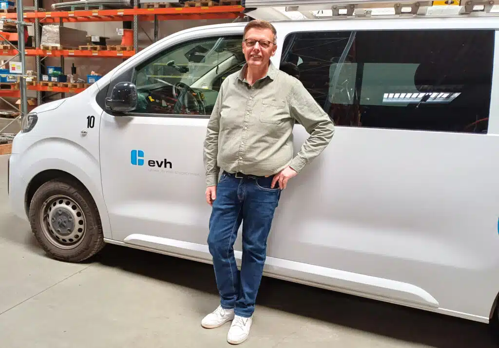 Steven bij een bestelwagen met EVH-bestickering