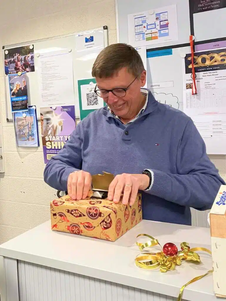 Steven opent een cadeauverpakking op het kantoor van EVH